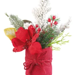 Composition Florale De Noël Avec Fleurs, Branches, Baies Et Neige Artificielle